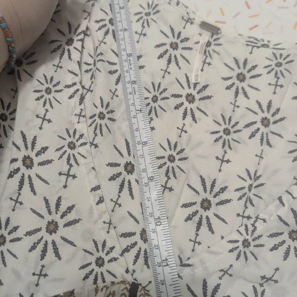 Free People Geometric Print Tunic - White and Gold - Picture 10 of 10